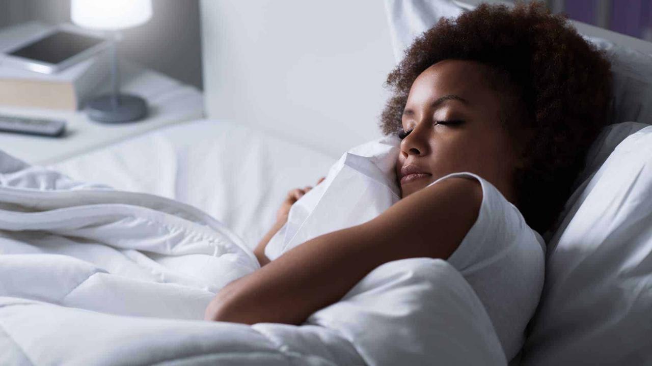 mujer africana, sueño, en, ella, cama, por la noche