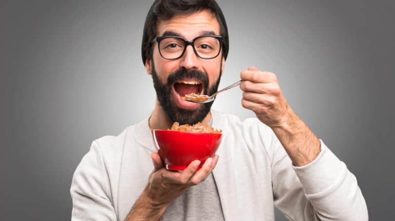 Hombre adulto comiendo tazón de cereal