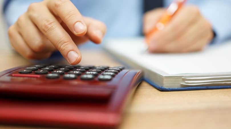 Calculando la tabla del cuaderno de la pluma del hombre