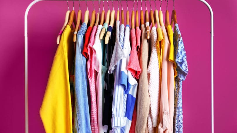 Ropa colgada en una rejilla colorida de moda