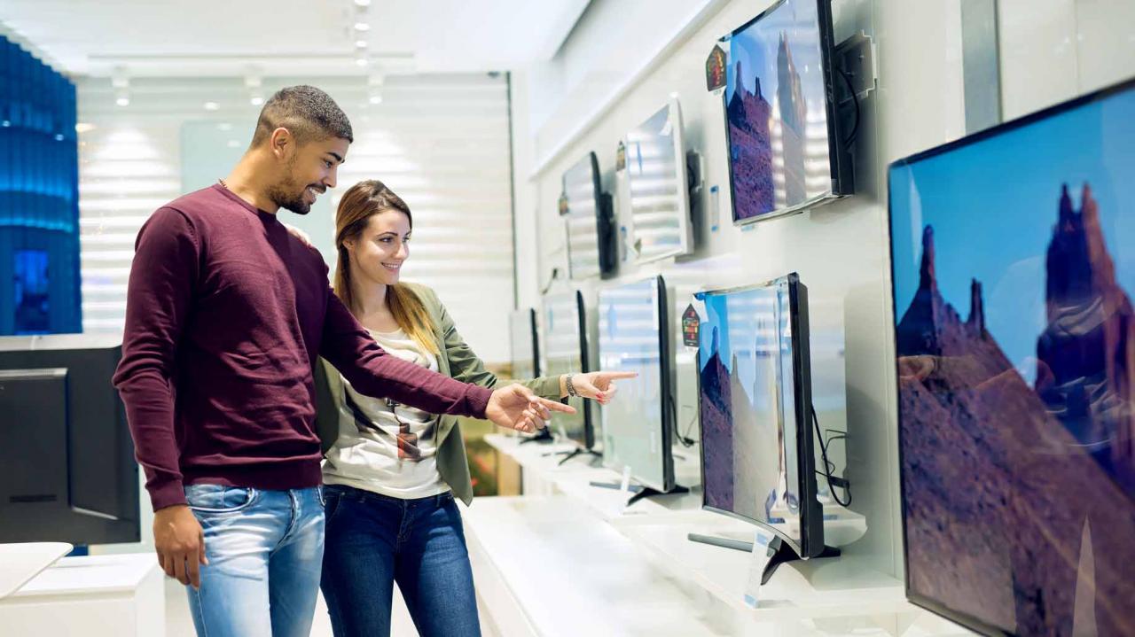 pareja comprando un nuevo televisor de pantalla plana