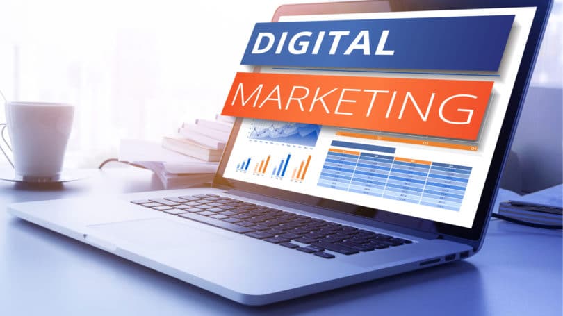 Taza para portátil de marketing digital