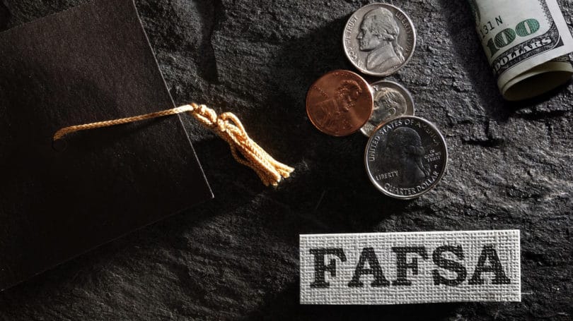 Solicitud gratuita de Fafsa para monedas en efectivo con límite de préstamos gubernamentales de ayuda estudiantil