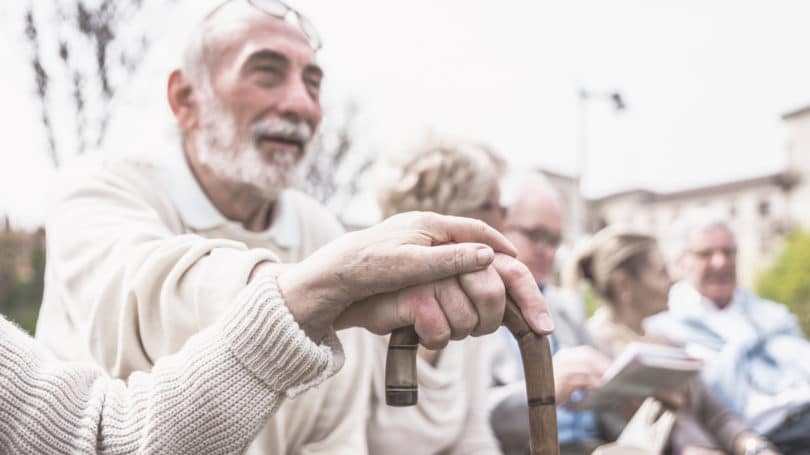 Grupo de suéteres blancos ancianos