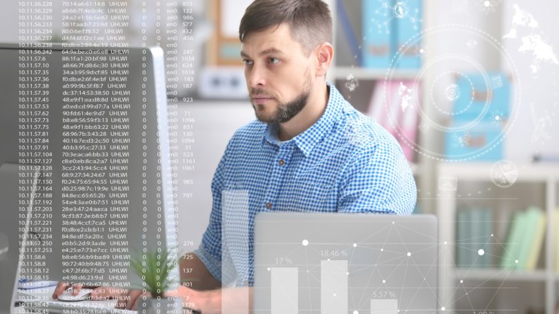 Hombre de gestión de sistemas de tecnología de la información trabajando