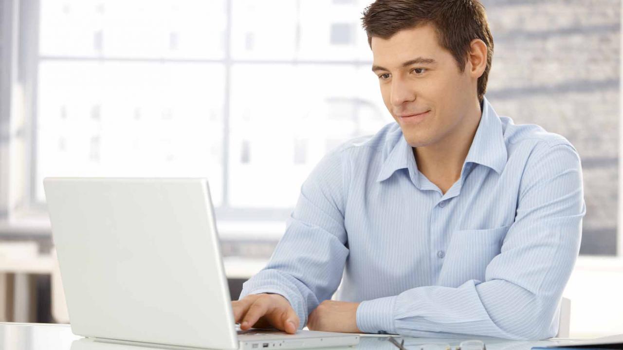 hombre usando laptop