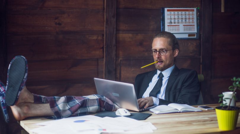 Hombre trabajando en pantalones de pijama traje chaqueta corbata