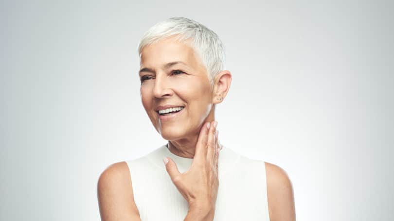 Mujer Mayor Sonriendo Con Pelo Corto Blanco Gris