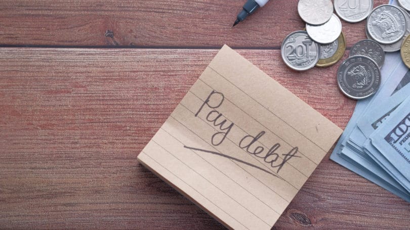 Pagar la deuda Post It Coins Efectivo