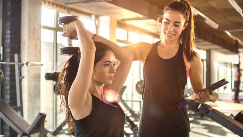 Entrenador personal Entrenamiento con pesas Ejercicio de gimnasio