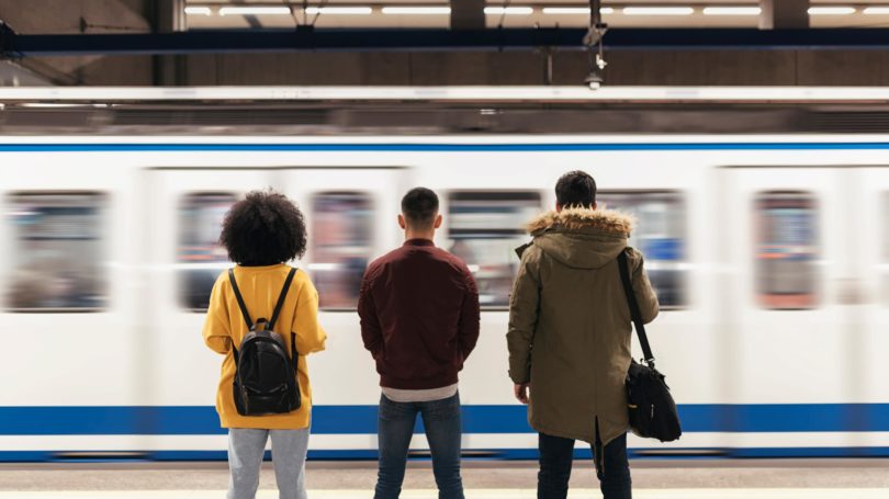 Amigos del transporte público esperando la plataforma del metro del tren