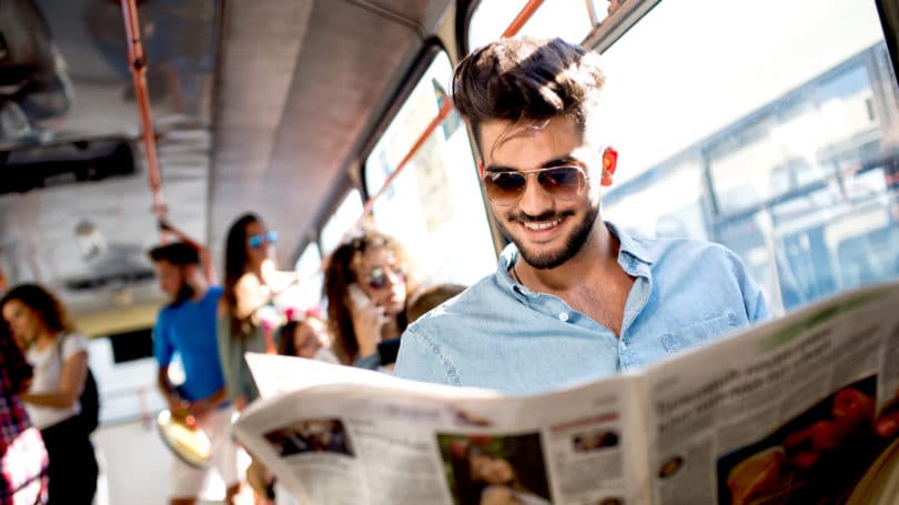 Leer el periódico Mejorar las habilidades lingüísticas