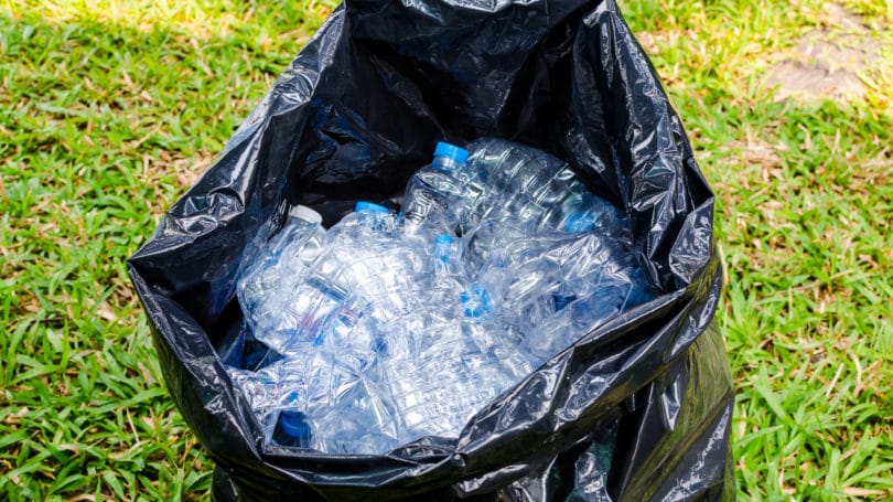 Agua embotellada de un solo uso