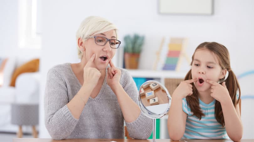 Espejo de aprendizaje de niña patóloga de terapia del habla