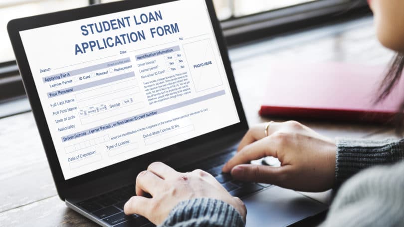 Formulario de solicitud de préstamo para estudiantes Computadora portátil en línea