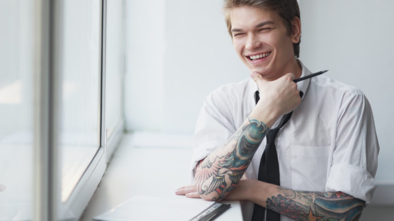 Profesionales del lugar de trabajo de los tatuajes