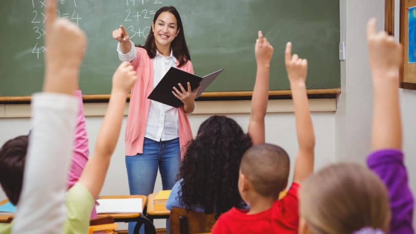 Maestra Aula Participación de estudiantes Clase de matemáticas