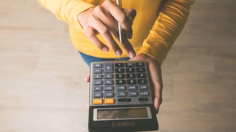 Mujer, utilizar, calculadora, matemáticas, cálculo