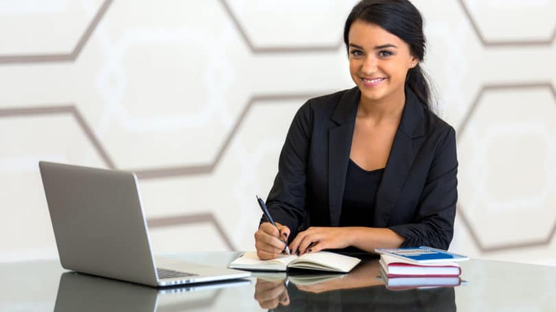 Asistente de oficina joven mujer consultor de negocios finanzas