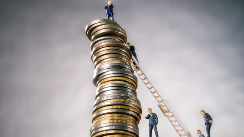 Los banqueros subiendo la escalera de pila de monedas