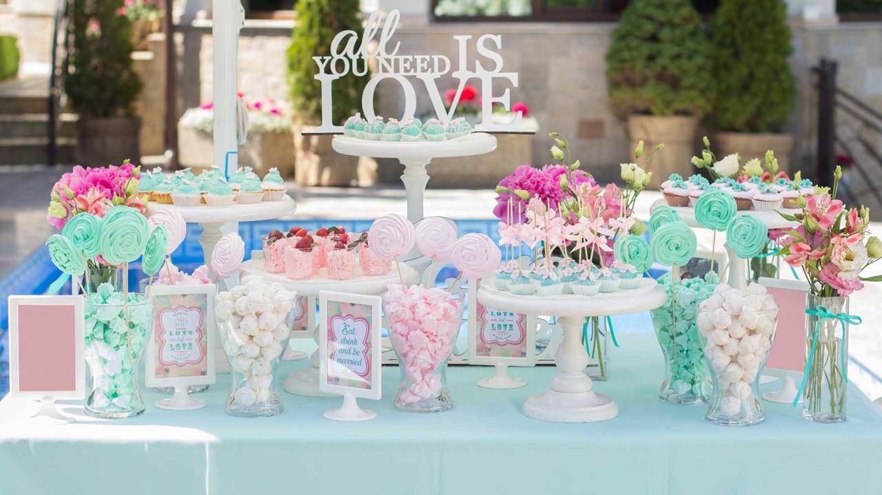 Buffet de dulces navideños con cupcakes y otros postres.