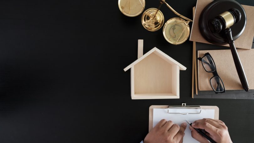 Casa de planificación de escala de martillo de impuestos sobre la herencia