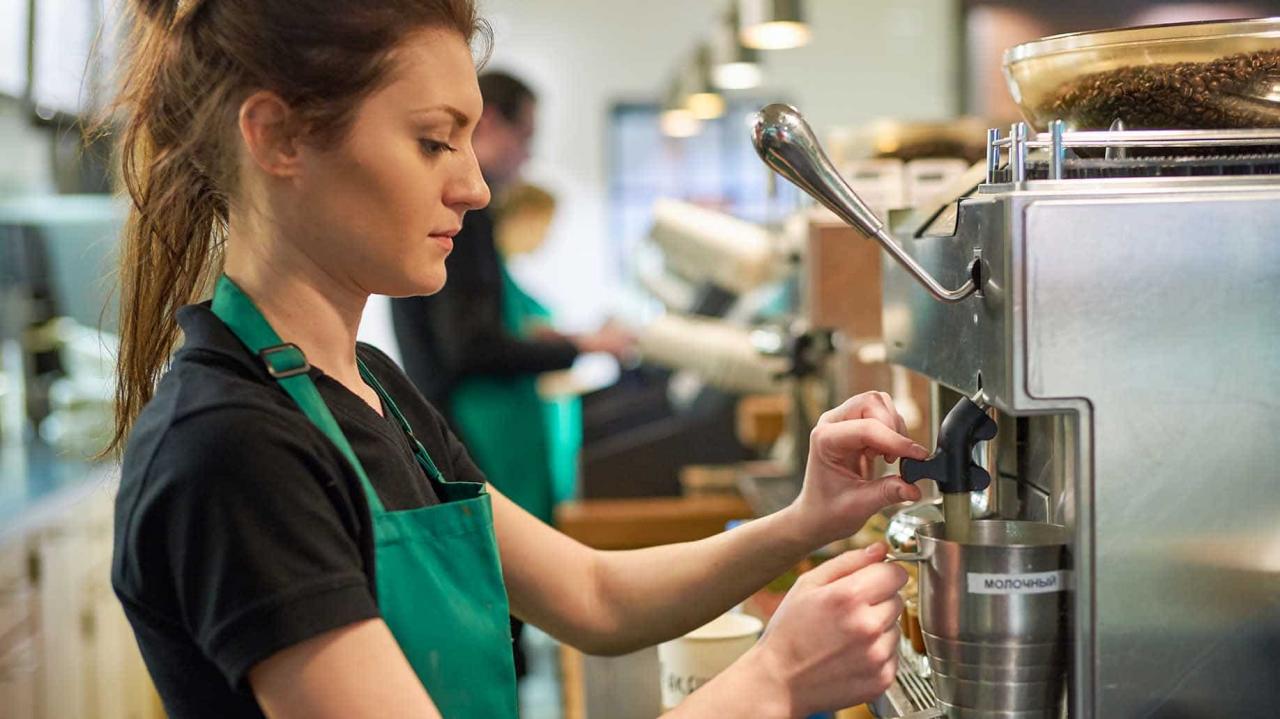 Los caficultores étnicos están sonriendo con granos de café en cestas