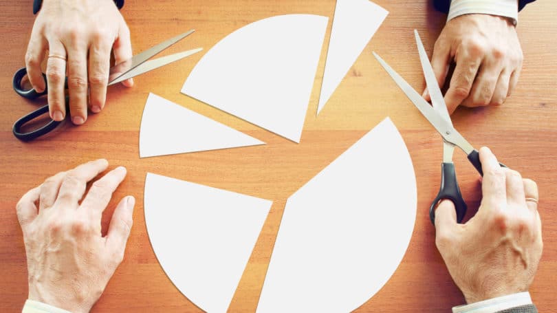 Reparto de ingresos dividiendo partes de las ganancias Tijeras