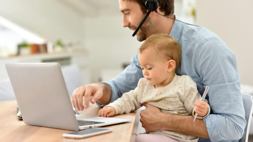 Hombre trabajando desde casa con su bebé Teletrabajo infantil