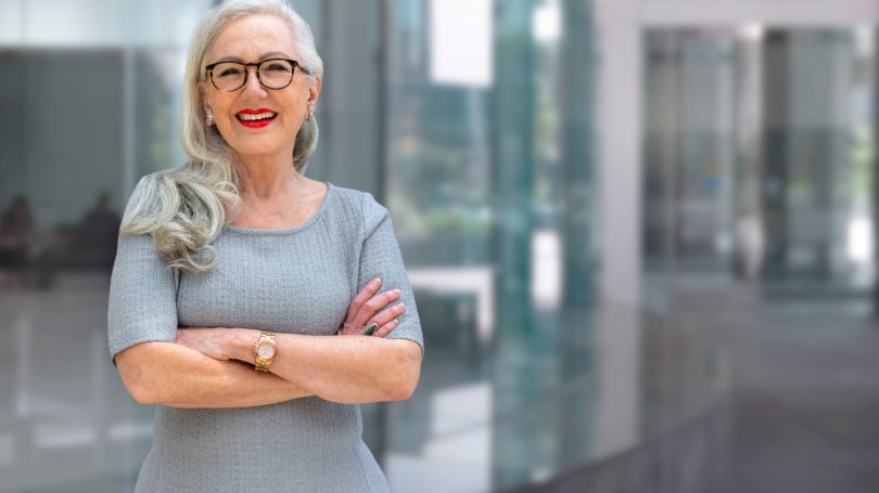 Agente de bienes raíces mujer mayor jubilado lápiz labial rojo