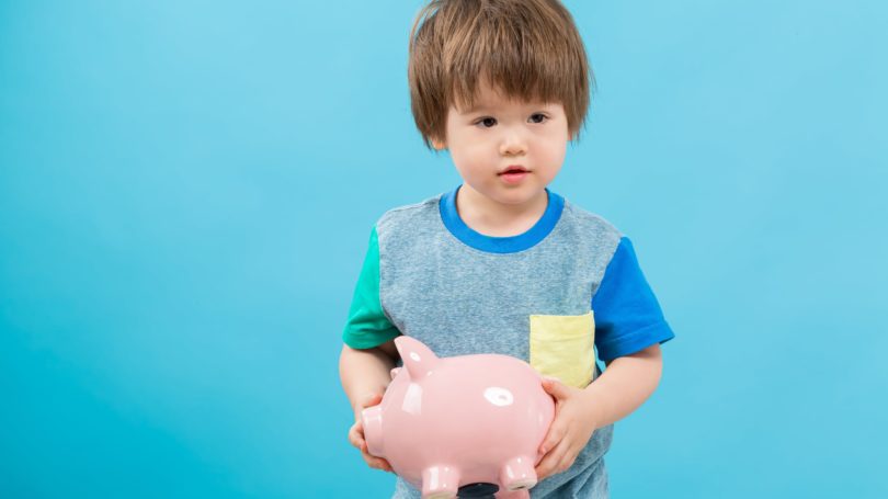 Niño Niño Sosteniendo Alcancía Ahorro Costo Financiero Gasto
